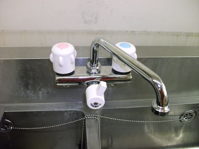 シンク蛇口水漏れ修理【2ハンドル混合水栓】 | カンセイのスタッフブログ